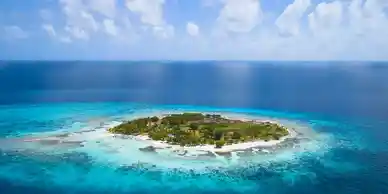 An island in the middle of the ocean, located near Belize.