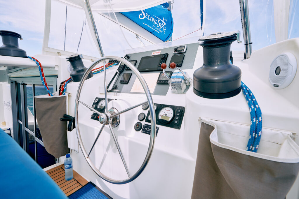 The steering wheel and steering wheel of a catamaran.