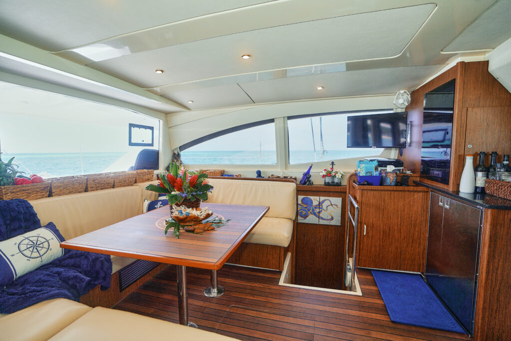 The interior of a boat with a table and chairs.